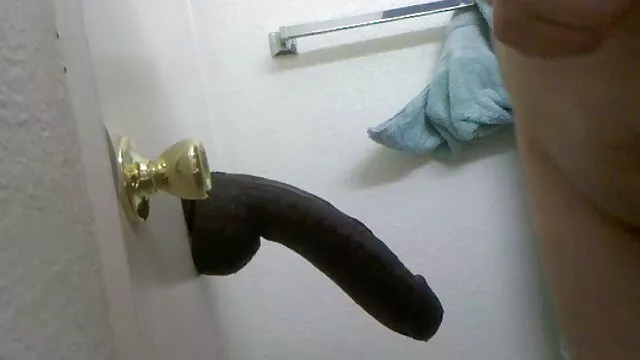 La esclava rubia está toda enredada en cadenas y está dispuesta a hacer todo audio porno en español lo posible para complacer a su amo