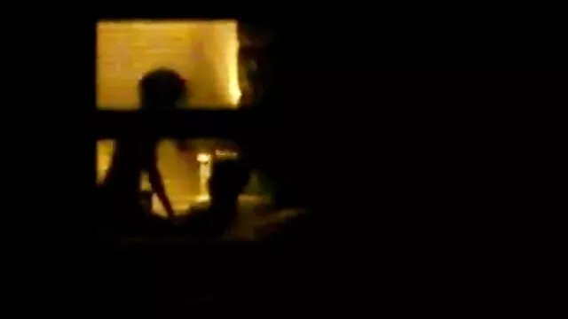 Dos gays calientes chupan apasionadamente una polla gorda xno español para una rubia