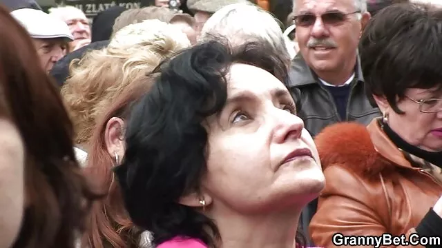 La perra se sentó de espaldas al macho y monta una polla pornoenespañol