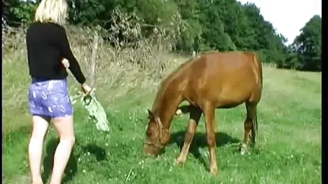 Mamá insaciable lamiendo el pene de su marido inserta gays follando en español un vibrador grueso en su coño y le pide que se la folle por el culo