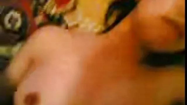Yulia se lava bien el estrecho coño porno con argumento en castellano