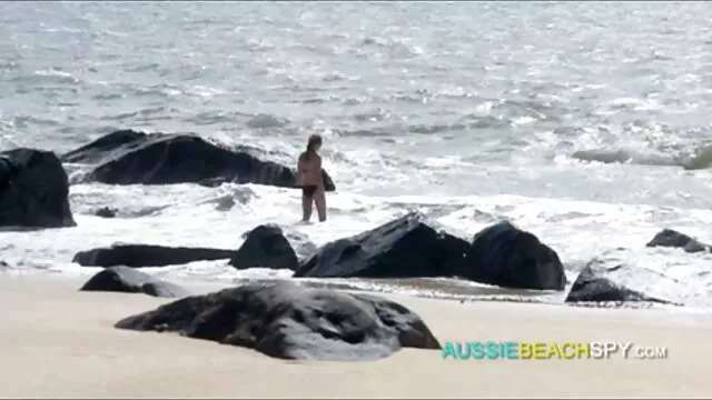 La belleza permite que la jugosa bombón la lleve a la cuna, donde su húmedo coño fue dulcemente acariciado por la hábil lengua porno online en español de esta sensual zorra.