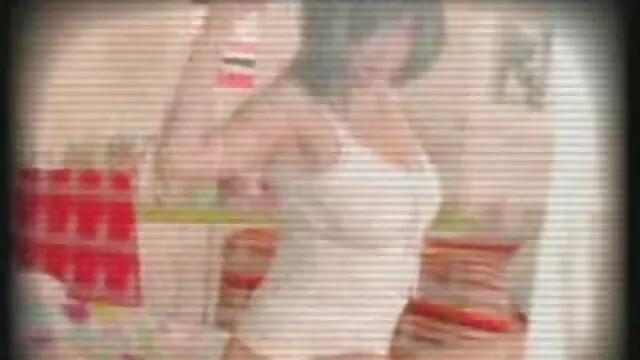Una rubia tetona se desnuda y se acaricia, contándole al chico por teléfono, y insestos españoles al cabo de unos instantes aparece el hombre a su lado con un miembro pegajoso.