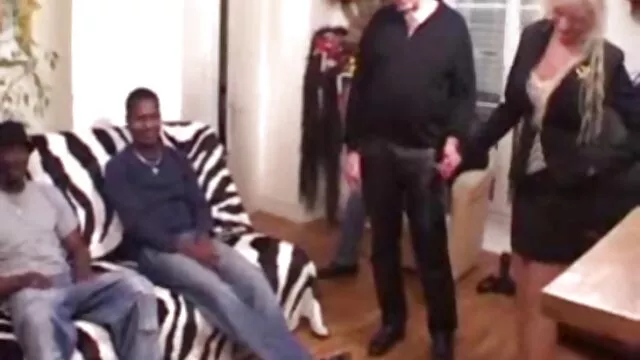 Esta no es una chica común, tiene un fetiche especial, le encanta chupar pollas grandes o videos porno de cumlouder largas, como esta vez, el chico tiene una unidad decente, se abrazaron un poco y ella tomó la polla.