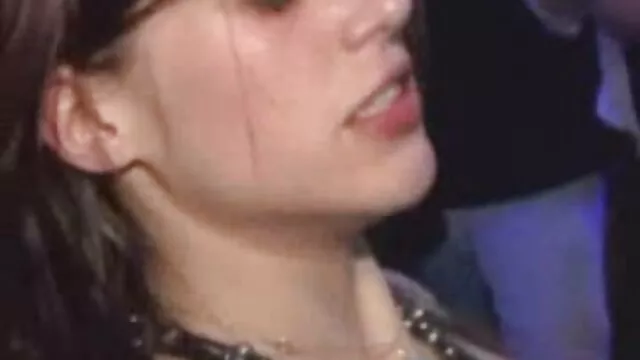 Una jovencita gime cuando una polla irrumpe en su anal xxx con españolas