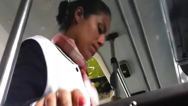 La perra ver peliculas x online se siente bien después de masturbarse en el coche
