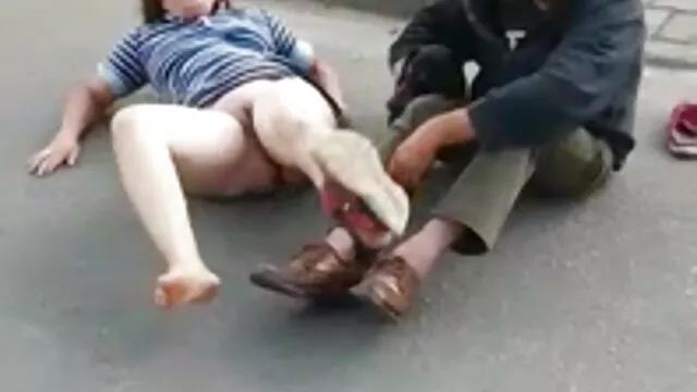 La criada videos en españolxxx hizo la cama en el dormitorio principal solo para poder quitarse lenta y bellamente la ropa interior de encaje y empezar a masturbarse con sus manos y una lámpara de cristal.