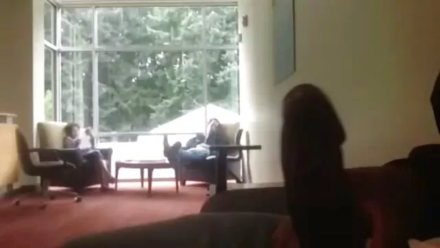 La flaca pornoenespañol rubia Kimmy Granger excita a un chico y se corre de cunnilingus