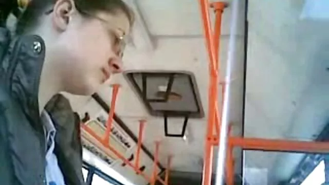 Christina folla con dos tíos jóvenes españolas follando a la vez
