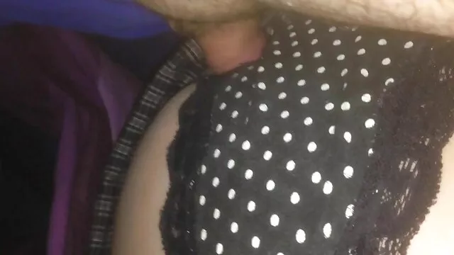 Primer plano de una pono subtitulado gran polla en el pequeño coño de la estudiante Ashlyn Rae