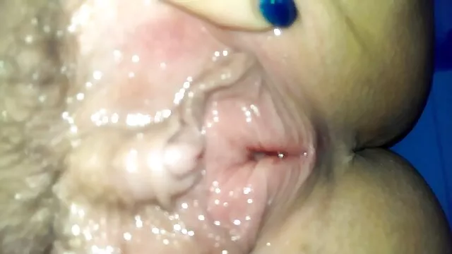 Sexy guapo lame el coño de su novia y se la folla en anal con el muyzorras en español dedo y la polla