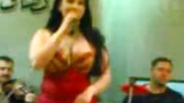 Una enfermera depravada con uniforme erótico entra a la habitación donde está acostado el paciente, la perra está tan excitada que peliculas porno gratis en castellano comienza a acosarlo y lo pone duro para follarse y cura al tío, chupando toda la dolencia por el pene.