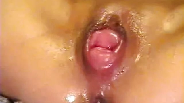 Una jovencita de pechos colgantes chupa y cabalga una polla videos porno español gratis