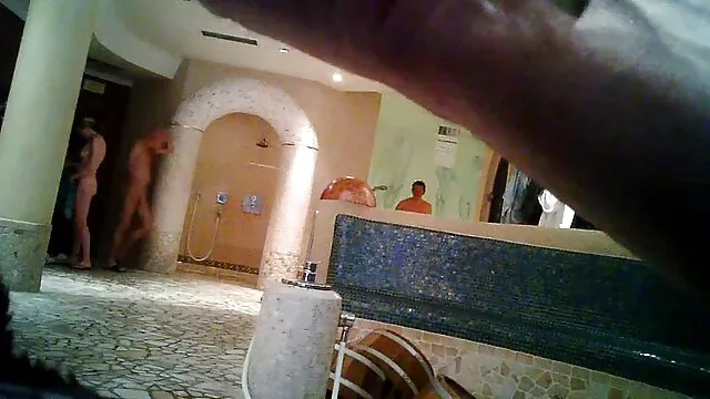 La perra decidió pasar por su amiga porno en español nuevo y la pilló follando con su marido, la dura polla del tío la excitó tanto que decidió unirse a ellos.
