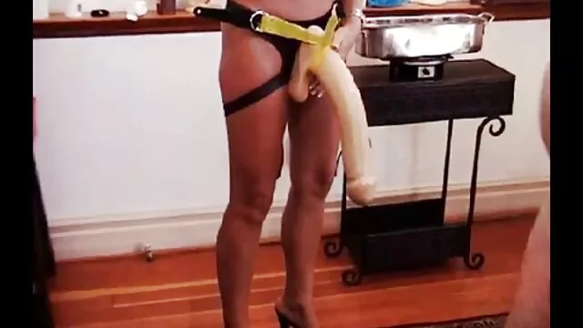 Una señora madura llama a un lindo maestro y gay porno en español folla con él