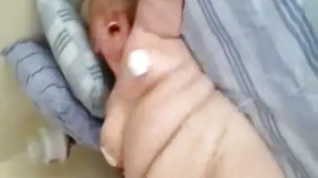 Rubia, videos eróticos españoles joven ama de casa se acaricia en la cocina