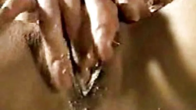 Una joven zorra paseando a un perro enorme, en quiero ver porno en español minifalda, enseña su jugoso culo