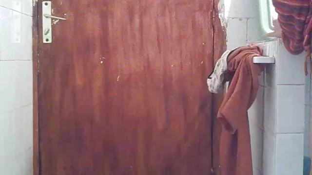 El tipo se folla a una perra con un consolador en el anal y le pajea porno español del bueno los dedos