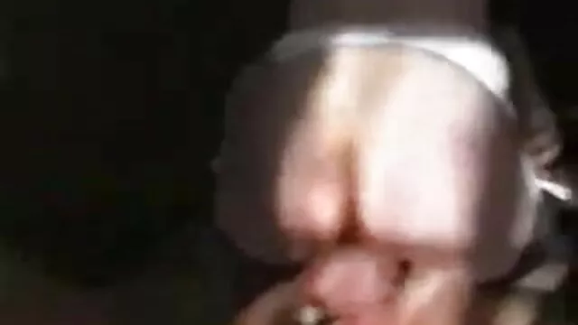 La perra se la ver porno en español latino chupa a un joven alemán al aire libre