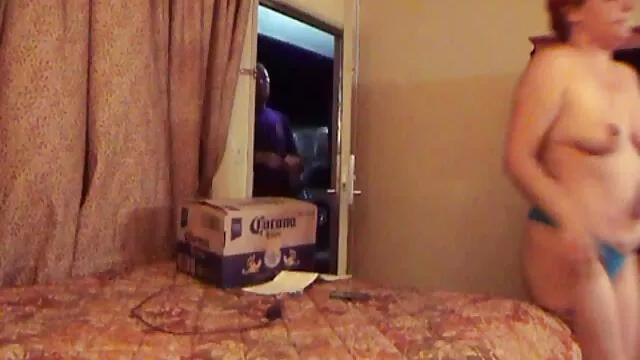 Un macho musculoso, hábilmente seducido por peliculas porno gratis en espanol un negro y bello bombón, le lame el jugoso y moreno coño con una ágil lengua, y luego desarrolla una hembra insaciable en el agujero anal con su excitado pene