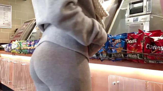 Mujer bonita en pantimedias rosas chupa ver videos porno en español latino hábilmente la polla
