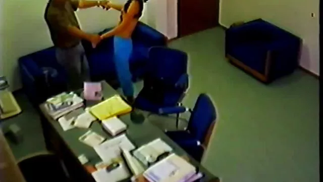 Bebé juega videos xxx traducidos al español con un consolador