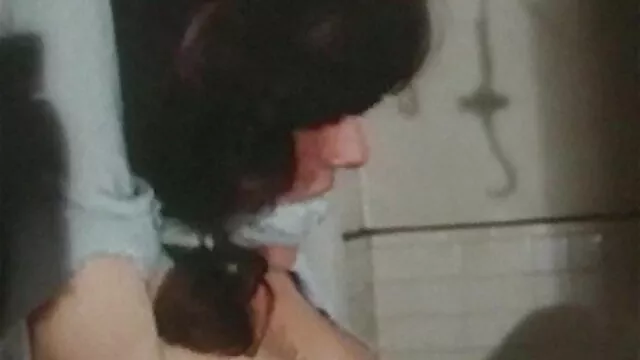 Fuerte amante travestis españolas follando tiene sexo con una tetona en una casa de campo