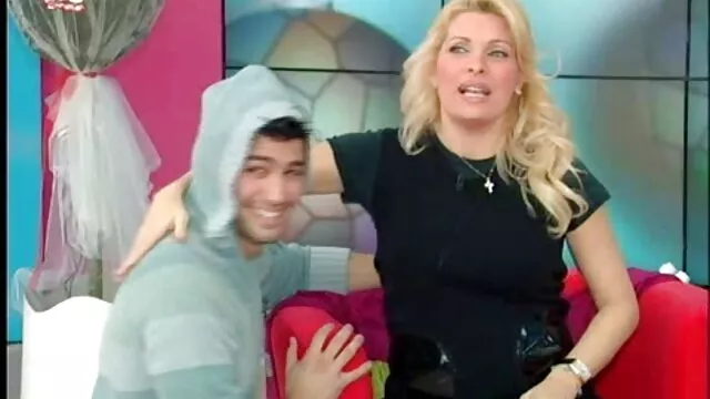 Rubia atrevida recibe pprno en español una polla enorme
