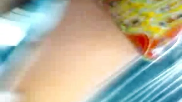 Aquí una chica piensa que está siendo violada en la esquina por un hombre corpulento, y comienza a enrollar sus pezones de placer. videos porno free en español