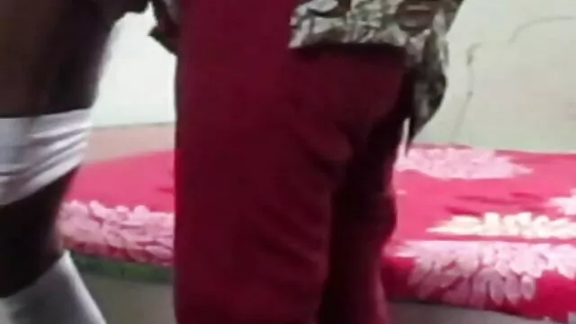 Después de decirle a hentai porn español su esposo que se fue de compras, la perra fue directamente a su amiga, donde se lo pasarían genial juntos, se lamerían los coños y se los frotarían.