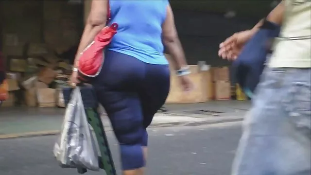 Una joven asiática gime de placer cuando un tío le acaricia los pezones con un vibrador, porno hablando español y con una ágil lengua intenta encontrar clítoris en su peludo coño y hacerle cosquillas.