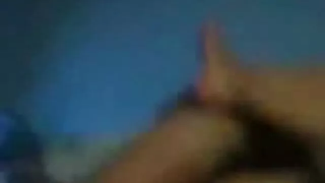 Una mujer entra a la habitación y ve que su xxx completo hijo de puta le huele las bragas y se pajea, ella lo regaña, pero el tipo está tan emocionado que la golpea en la cama y folla duro.